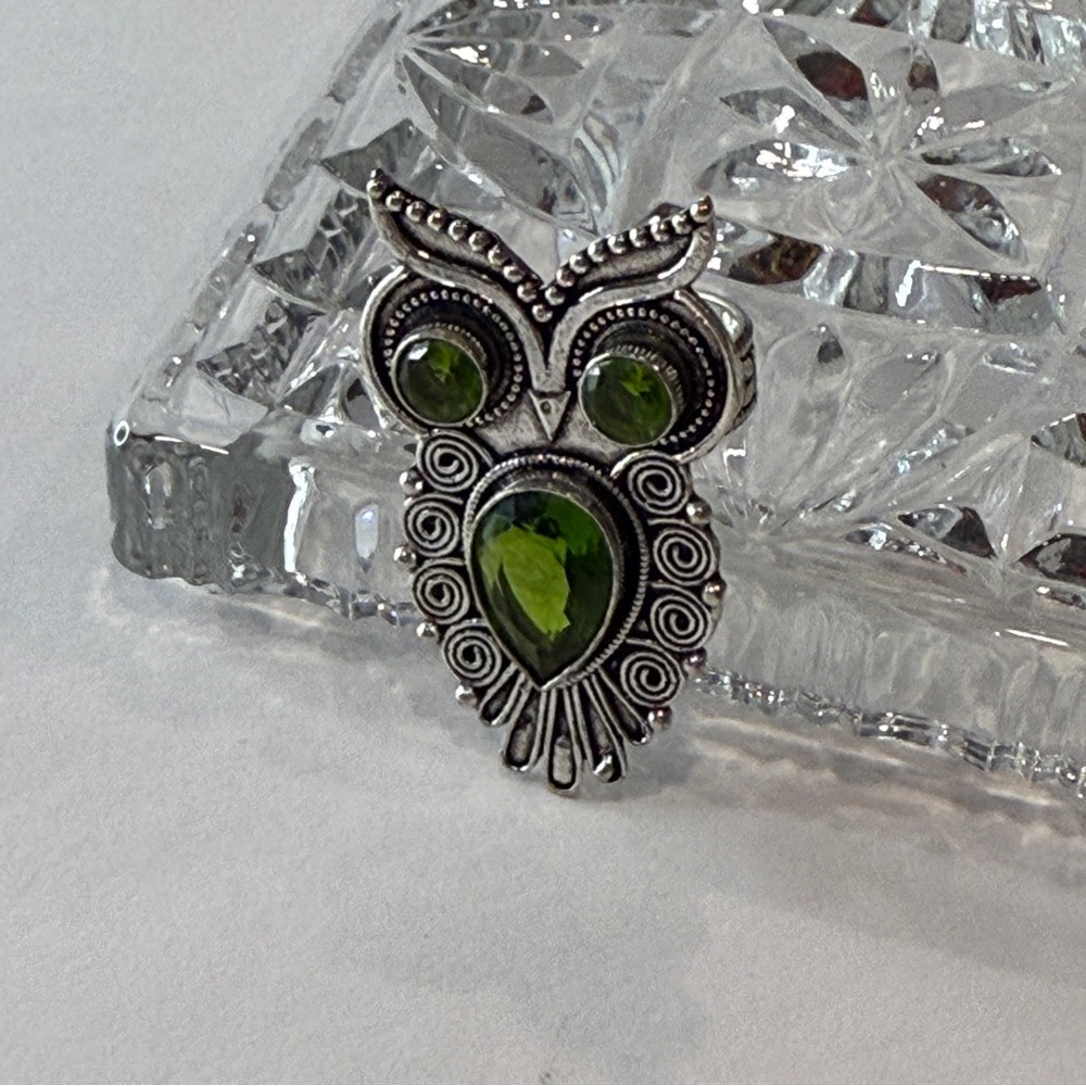🆕 “Wise Glow: Artisan Peridot Owl Ring in Sterling Silver” Size 7 🆕 - Picture 2 of 16